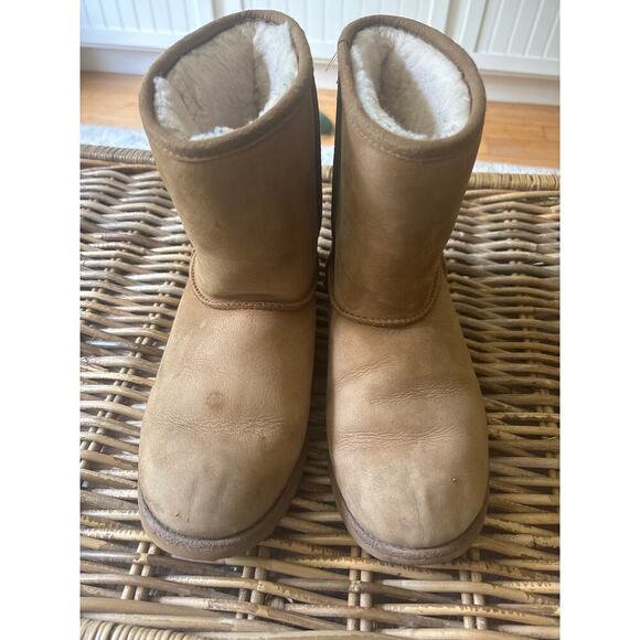 UGG classic short waterproof boot woman’s sz 5 good used condition. - Picture 1 of 6